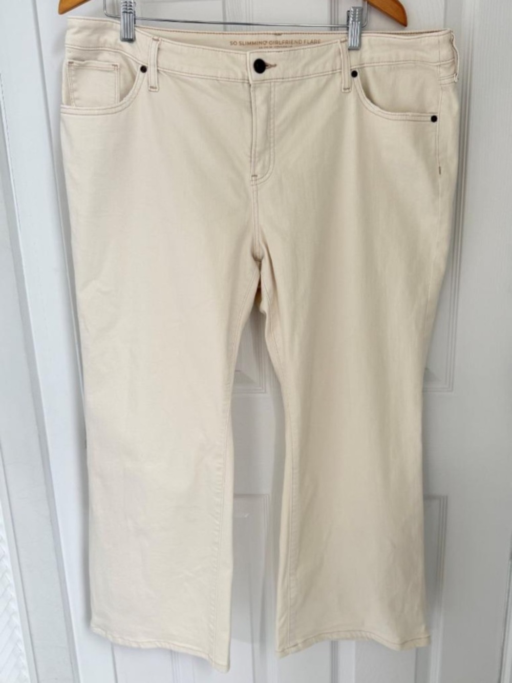 Chico's "So Slimming" Girlfriend Flare Jeans | Size 18P | Off White / Cream